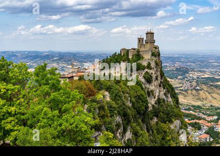 Vista panoramica panoramica della torre Guaita nella Repubblica di San Marino Foto Stock