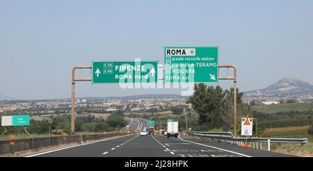 Autostrada in Italia con nome di località italiana come Roma Firenze Foto Stock