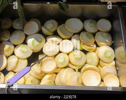 Molti fondi di carciofi immersi in salamoia sono il piatto tipico italiano in vendita al mercato ortofrutticolo Foto Stock
