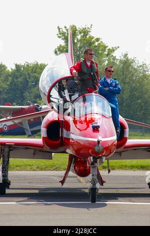 Red Arrows pilota Sqn LDR Martin Higgins, 2007 Red 9 con la squadra espositore Royal Air Force. In attesa in cabina di pilotaggio con l'ingegnere Blues Foto Stock