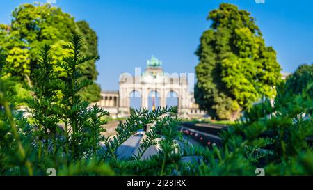 Vista dell'Arco del Cinquantenario costruito nel 1905, situato nel Parco del Cinquantenario (francese per il '50° anniversario'), nel quartiere europeo i. Foto Stock