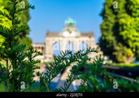 Vista dell'Arco del Cinquantenario costruito nel 1905, situato nel Parco del Cinquantenario (francese per il '50° anniversario'), nel quartiere europeo i. Foto Stock