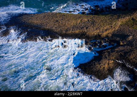 Fotografia aerea del sito patrimonio dell'umanità dell'UNESCO il Selciato del Giamt nella contea di Antrim sulla costa settentrionale dell'Irlanda del Nord Foto Stock