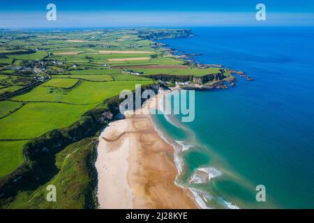 Fotografia aerea della Baia di White Park e dell'Amleto di Portbradden e della Giants Causeway Coast sulla costa settentrionale dell'Irlanda del Nord Foto Stock