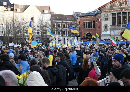 Folla di persone che protestano contro l'invasione russa dell'Ucraina: Manifestazione contro le proteste belliche ad Aarhus, Danimarca, il 26 febbraio 2022. Foto Stock