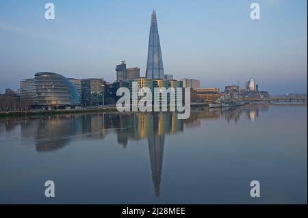 Lo Shard e il Municipio si riflettevano nel Tamigi all'alba, Londra, Inghilterra, Regno Unito Foto Stock