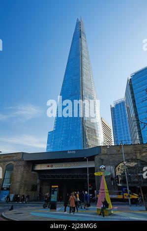 Lo Shard, Londra, sovrasta la stazione ferroviaria London Bridge sulla riva sud del Tamigi Foto Stock