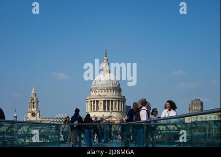 La cupola della Cattedrale di St Paul, Londra, vista dal Millennium Bridge Foto Stock