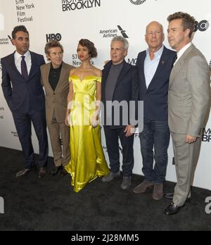 11 ottobre 2019, New York, New York, Stati Uniti: Bobby Cannavale, Willem Dafoe, Gugu Mbata-Raw, Josh Pais, Bruce Willis, Edward Norton partecipa alla prima di Brooklyn senza madre durante il New York Film Festival 57th ad Alice Tully Hall (Credit Image: © Lev Radin/Pacific Press via ZUMA Wire) Foto Stock