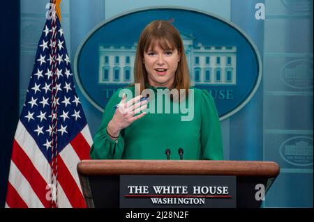 Washington, Vereinigte Staaten. 30th Mar 2022. Il direttore della Casa Bianca delle Comunicazioni Kate Bedingfield risponde alle domande dei giornalisti durante un briefing alla Casa Bianca di Washington, DC, mercoledì 30 marzo 2022. Credit: Rod Lammey/Pool via CNP/dpa/Alamy Live News Foto Stock