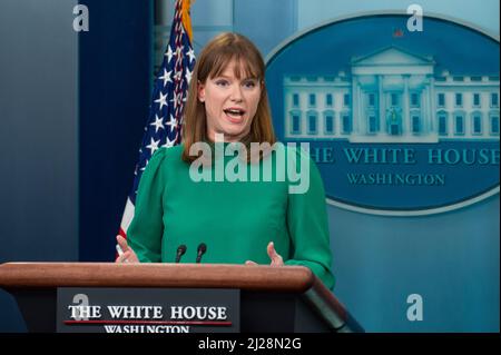 Washington, Vereinigte Staaten. 30th Mar 2022. Il direttore della Casa Bianca delle Comunicazioni Kate Bedingfield risponde alle domande dei giornalisti durante un briefing alla Casa Bianca di Washington, DC, mercoledì 30 marzo 2022. Credit: Rod Lammey/Pool via CNP/dpa/Alamy Live News Foto Stock