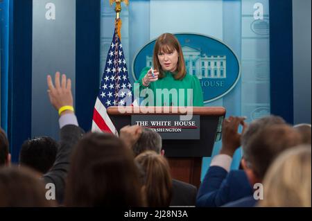 Washington, Vereinigte Staaten. 30th Mar 2022. Il direttore della Casa Bianca delle Comunicazioni Kate Bedingfield risponde alle domande dei giornalisti durante un briefing alla Casa Bianca di Washington, DC, mercoledì 30 marzo 2022. Credit: Rod Lammey/Pool via CNP/dpa/Alamy Live News Foto Stock