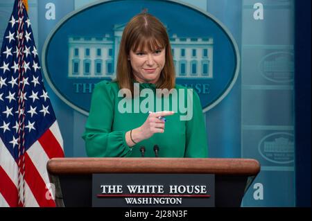 Washington, Vereinigte Staaten. 30th Mar 2022. Il direttore della Casa Bianca delle Comunicazioni Kate Bedingfield risponde alle domande dei giornalisti durante un briefing alla Casa Bianca di Washington, DC, mercoledì 30 marzo 2022. Credit: Rod Lammey/Pool via CNP/dpa/Alamy Live News Foto Stock
