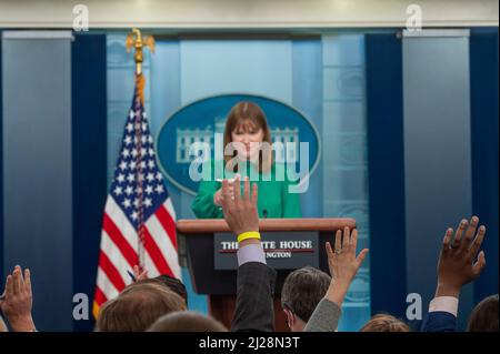 Washington, Vereinigte Staaten. 30th Mar 2022. Il direttore della Casa Bianca delle Comunicazioni Kate Bedingfield risponde alle domande dei giornalisti durante un briefing alla Casa Bianca di Washington, DC, mercoledì 30 marzo 2022. Credit: Rod Lammey/Pool via CNP/dpa/Alamy Live News Foto Stock
