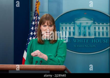 Washington, Vereinigte Staaten. 30th Mar 2022. Il direttore della Casa Bianca delle Comunicazioni Kate Bedingfield risponde alle domande dei giornalisti durante un briefing alla Casa Bianca di Washington, DC, mercoledì 30 marzo 2022. Credit: Rod Lammey/Pool via CNP/dpa/Alamy Live News Foto Stock