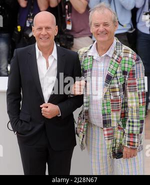 Cannes, Francia. 17th maggio 2012. CANNES, FRANCIA - MAGGIO 17: Bill Murray, Bruce Willis partecipa alla fotocellula del "Regno di Moonrise" al festival cinematografico di Cannes del 65th il 16 maggio 2012 a Cannes, Francia persone: Bill Murray, Bruce Willis Credit: Storms Media Group/Alamy Live News Foto Stock