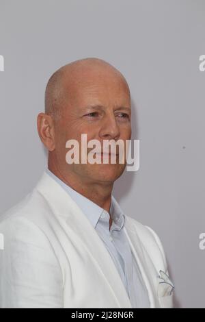 LOS ANGELES, CA - 11 LUGLIO: Bruce Willis arriva alla prima Los Angeles di 'Red 2' al Westwood Village il 11 luglio 2013 a Los Angeles, California persone: Bruce Willis Credit: Storms Media Group/Alamy Live News Foto Stock