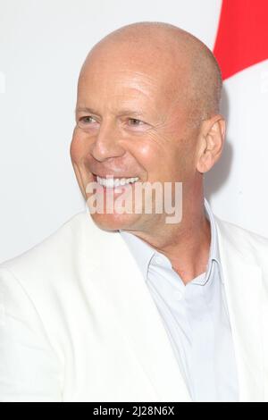 LOS ANGELES, CA - 11 LUGLIO: Bruce Willis arriva alla prima Los Angeles di 'Red 2' al Westwood Village il 11 luglio 2013 a Los Angeles, California persone: Bruce Willis Credit: Storms Media Group/Alamy Live News Foto Stock