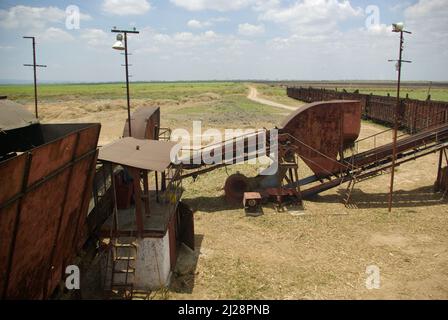 Chambas, Cuba, 25 aprile 2010. Caricamento della canna da zucchero nelle carrozze del treno. Foto Stock