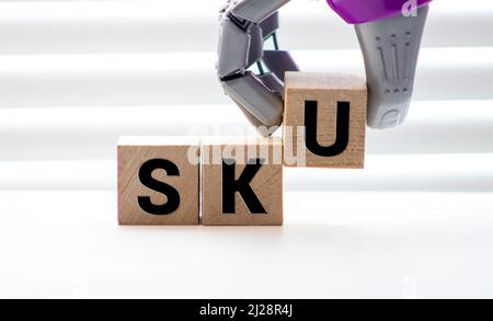 Carrello elevatore a forche giocattolo tenere lettera blocco S in parola SKU abbreviazione di magazzino unità su sfondo legno. Foto Stock