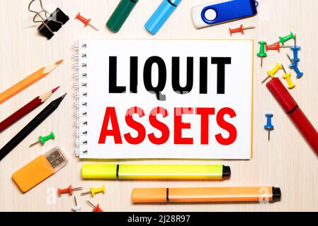 Conceptual la scrittura a mano che mostra attività liquide. Business testo foto di cassa e dei saldi dei conti bancari della liquidità di mercato differita uomo Stock holding carta marcatore clo Foto Stock