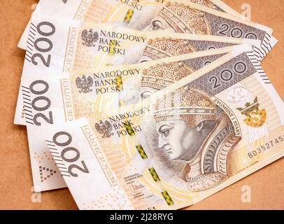 Set di 200 PLN duecento fatture polacche di Zloty, banconote che si stendono sul tavolo. Salario, salari in Polonia, bonus money, ricompensa, ricchezza astratta con Foto Stock