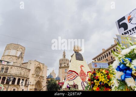 Valencia, spagna - 18 marzo 2022: Falleras consegnare mazzi di fiori per il mantello della Virgen de los Desamparados durante le festività di hono Foto Stock