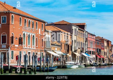 Murano, Italia - 1 luglio 2021: Vista panoramica sul canale di Murano, l'isola di venezia con la storica industria della soffiatura del vetro. Foto Stock