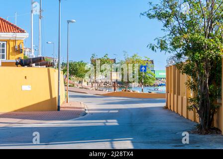 KRALENDIJK BONAIRE - 6 OTTOBRE 2013: Vista di strada tranquilla in una città tropicale Foto Stock