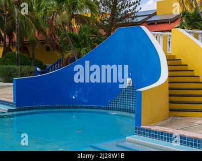 KRALENDIJK BONAIRE - 6 OTTOBRE 2013: Divi Flamingo Resort piscina fontana Foto Stock