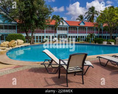 KRALENDIJK BONAIRE - 6 OTTOBRE 2013: Divi Flamingo Resort sdraio piscina Foto Stock