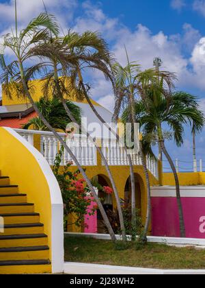 KRALENDIJK BONAIRE - 6 OTTOBRE 2013: Divi Flamingo Resort area piscina Foto Stock