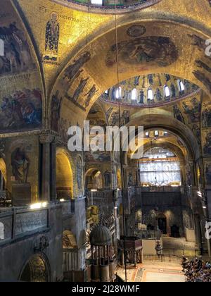 Venezia, Italia - 8 luglio 2021: Interno dorato della Basilica di San Marco a Venezia. Vista panoramica all'interno dell'antico tempio di Venezia. Storico Foto Stock