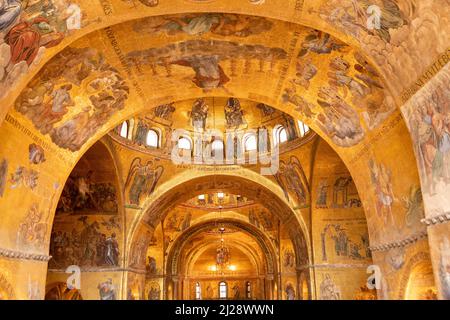 Venezia, Italia - 4 luglio 2021: Mosaico in muratura dorata all'interno della Basilica di San Marco o di San Marco a Venezia. E' il punto di riferimento principale di Venezia. Foto Stock