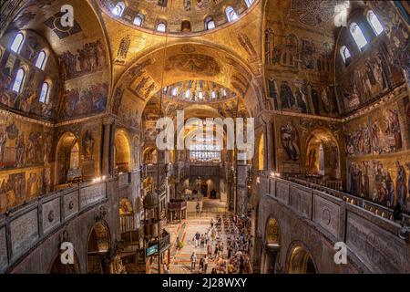 Venezia, Italia - 4 luglio 2021: Mosaico dorato all'interno del soffitto della Cattedrale di San Marco (Basilica di San Marco). Foto Stock