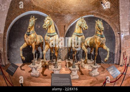 Venezia, Italia - 1 luglio 2021: Antichi cavalli di bronzo all'interno della Basilica di San Marco a Venezia. Famosa quadriga da Costantinopoli. San Marco o St Foto Stock
