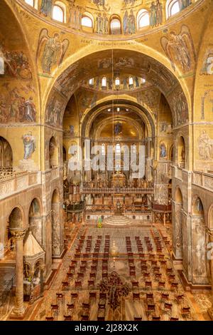 Venezia, Italia - 1 luglio 2021: Mosaico in muratura dorata all'interno della Basilica di San Marco o di San Marco a Venezia. E' il punto di riferimento principale di Venezia. Foto Stock