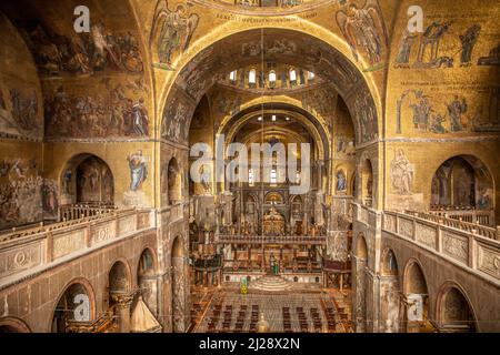 Venezia, Italia - 1 luglio 2021: Mosaico in muratura dorata all'interno della Basilica di San Marco o di San Marco a Venezia. E' il punto di riferimento principale di Venezia. Foto Stock