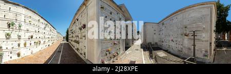 Venezia, Italia - 6 luglio 2021: Cimitero storico di San Michele nell'isola di San Michele nella Laguna di Venezia, tra Venezia e Murano. Costruito Foto Stock