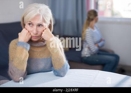 La donna matura e la figlia sono state offese l'una all'altra Foto Stock