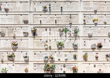 Venezia, Italia - 6 luglio 2021: Cimitero storico di San Michele nell'isola di San Michele nella Laguna di Venezia, tra Venezia e Murano. Costruito Foto Stock