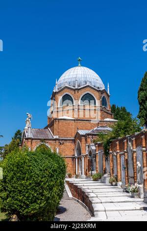 Venezia, Italia - 6 luglio 2021: Cimitero storico di San Michele nell'isola di San Michele nella Laguna di Venezia, tra Venezia e Murano. Costruito Foto Stock