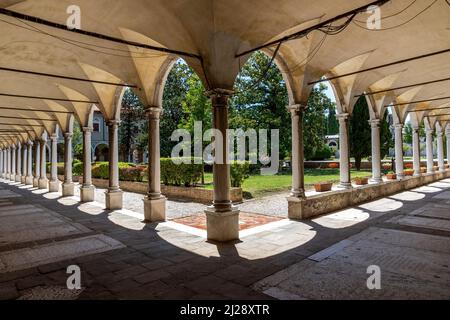 Venezia, Italia - 6 luglio 2021: Cimitero storico di San Michele nell'isola di San Michele nella Laguna di Venezia, tra Venezia e Murano. Costruito Foto Stock