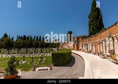 Venezia, Italia - 6 luglio 2021: Cimitero storico di San Michele nell'isola di San Michele nella Laguna di Venezia, tra Venezia e Murano. Costruito Foto Stock