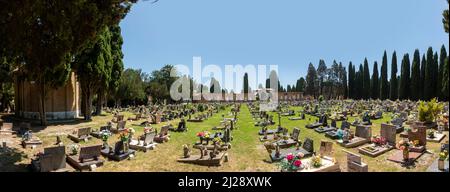 Venezia, Italia - 6 luglio 2021: Cimitero storico di San Michele nell'isola di San Michele nella Laguna di Venezia, tra Venezia e Murano. Costruito Foto Stock