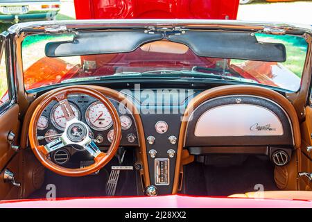 Strumenti e volante di una c1964-67 Chevrolet Corvette Sting Ray Convertibile. Foto Stock