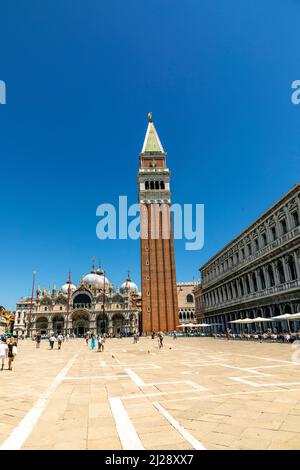 Venezia, Italia - 6 luglio 2021: I turisti visitano il campanile di San Marco in Piazza San Marco a Venezia. Foto Stock