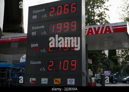 Nizza, Francia. 27th Mar 2022. I prezzi della benzina e del diesel esposti al di fuori della stazione di servizio AVIA a Nizza, mentre i prezzi del carburante per motori aumentano a seguito dell'invasione russa dell'Ucraina. (Foto di Dinendra Haria/SOPA Images/Sipa USA) Credit: Sipa USA/Alamy Live News Foto Stock