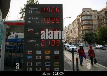 I prezzi della benzina e del diesel esposti al di fuori della stazione di servizio AVIA a Nizza, mentre i prezzi del carburante per motori aumentano a seguito dell'invasione russa dell'Ucraina. Foto Stock