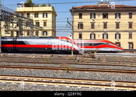 Roma, Italia - 31 luglio 2021: Treno ad alta velocità Frecciarossa - treno rosso Engl. - Vicino stazione Termini a Roma, Italia. Foto Stock
